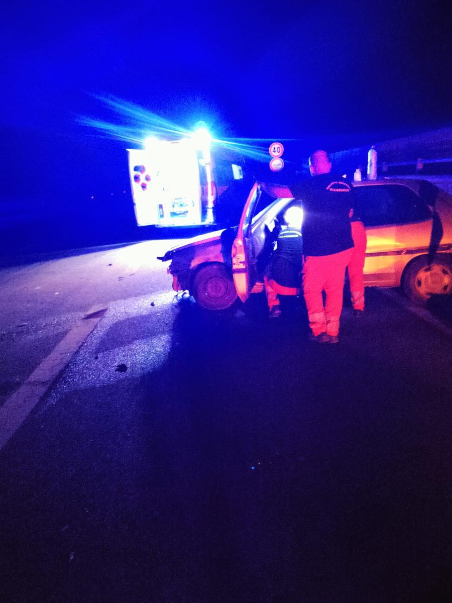 Perde Il Controllo Dellauto E Si Schianta Sul Guard Rail Della Corsia